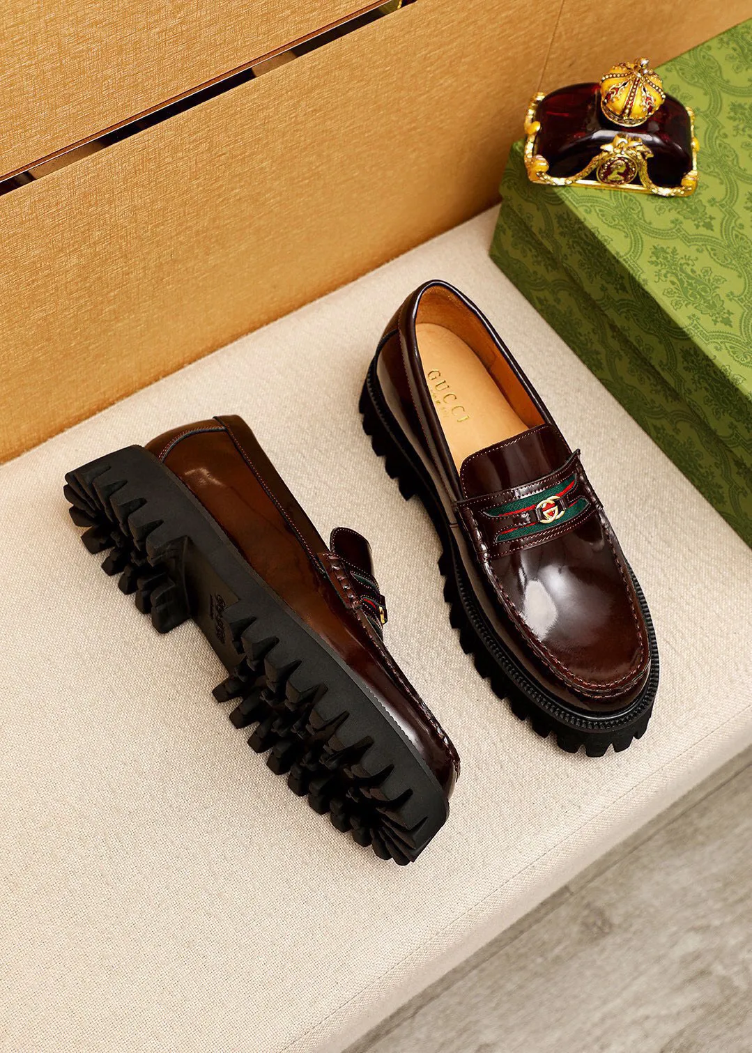 Men's shoes 💰580 💐 Product trademark: GUCCI "Gucci" casual leather shoes Regular size: 38-44 (45.46🉑️customized) Product materials: Selected imported first-layer open-edge beaded cowhide leather upper + luxury hardware buckle, imported water-dyed cowhide leather lining. Strong three-dimensional visual effect, original foam outsole Color: 2⃣️colors available